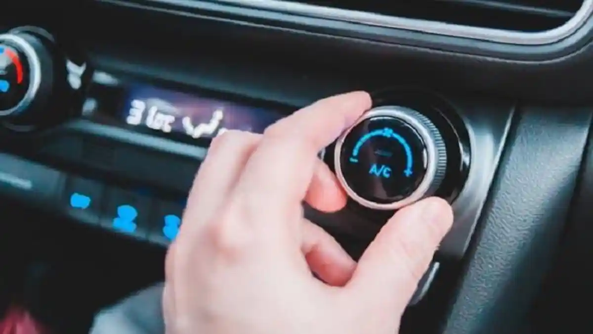 Menyalakan AC ketika Memanaskan Mesin Kendaraan, Bisa Bikin Mobil Rusak?