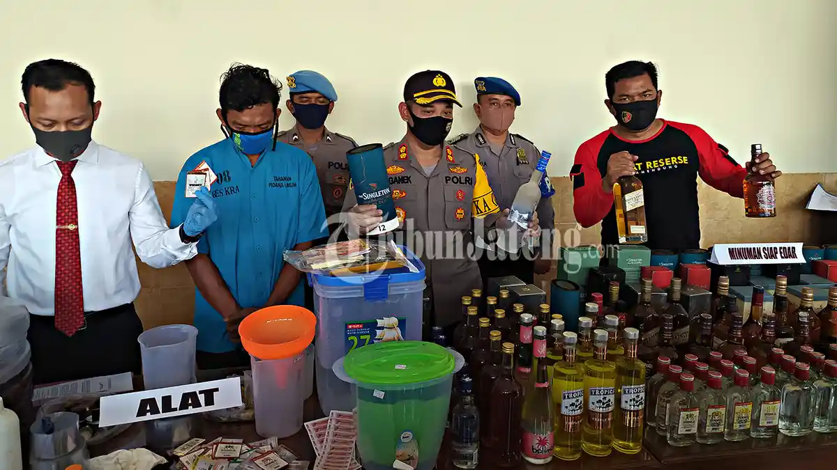 Polisi Geruduk Pembuat Miras Palsu di Karanganyar, Harga Kisaran Rp 60 Ribu per Botol