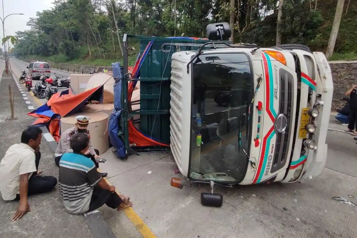 Kecelakaan Truk Gulungan Kertas Terguling di JLS Salatiga