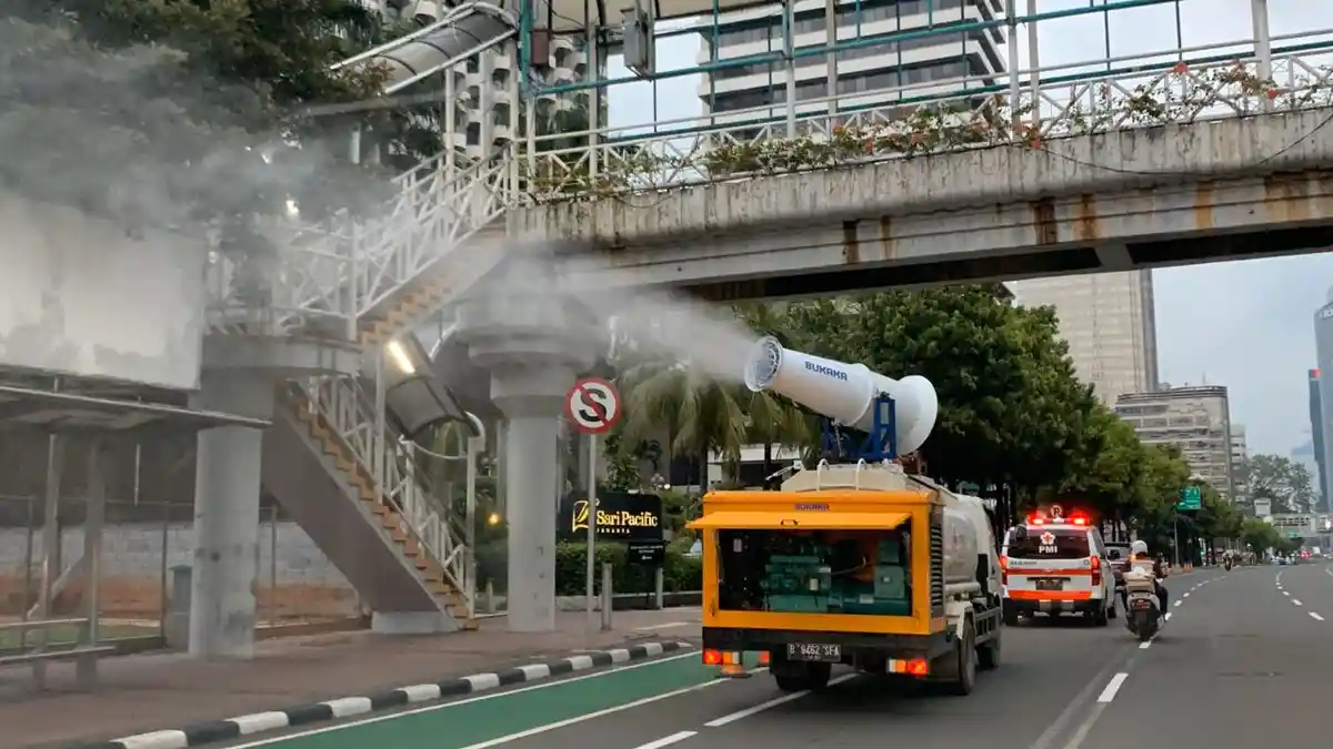 Relawan PMI 14 Jam Nonstop Semprotkan Disinfektan untuk Sterilkan Jakarta dari Corona atau Covid-19