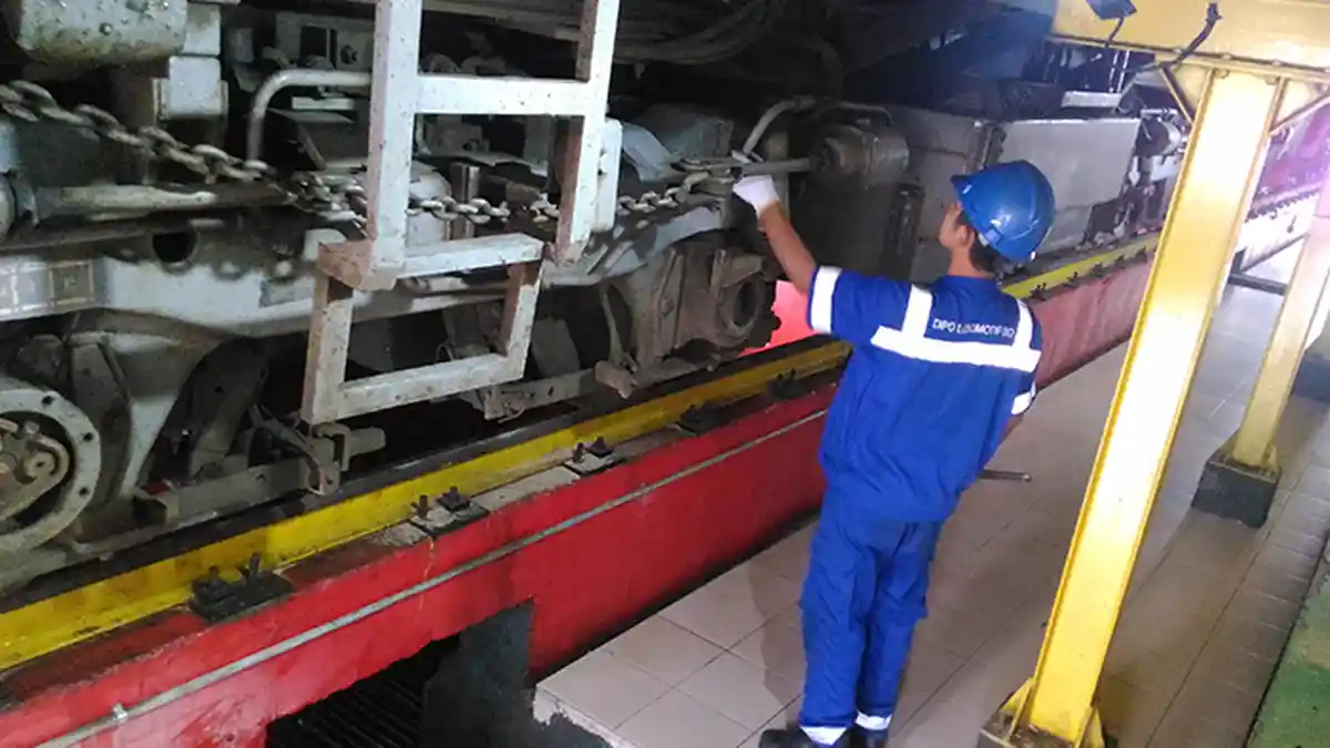 PT KAI Periksa Maksimal Kondisi Kereta Api dan Lokomotif Lebaran - pemeriksaan-lokomotif_20160622_153027.jpg