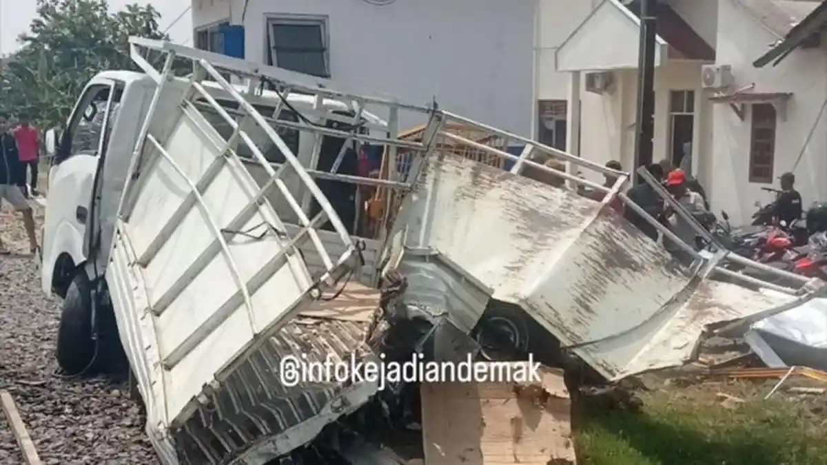 Mobil Pikap Putih Ringsek Tertemper KA Argo Bromo Anggrek di Perlintasan Sebidang Demak
