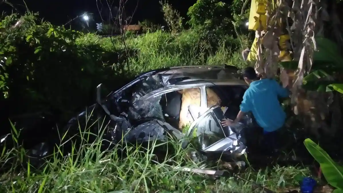 Livina Sukur Tertemper Kereta Api di Pekalongan, Polisi Ungkap Kondisi Korban: Hanya Luka Ringan