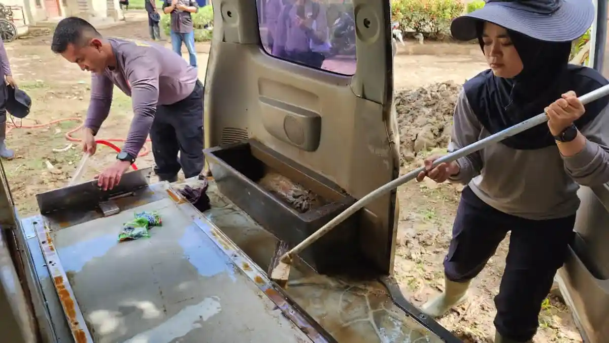 Mahasiswa PTIK dan Polres Bireuen Bersihkan Puskesmas Peusangan Siblah Krueng