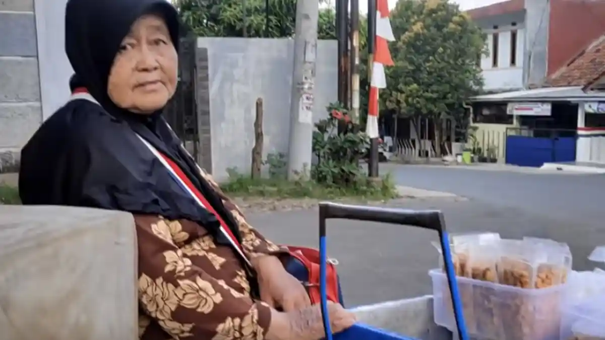 Hidup Sebatang Kara di Usia 80 Tahun, Mak Epon Tak Menyerah, Keliling Kompleks Jajakan Makanan