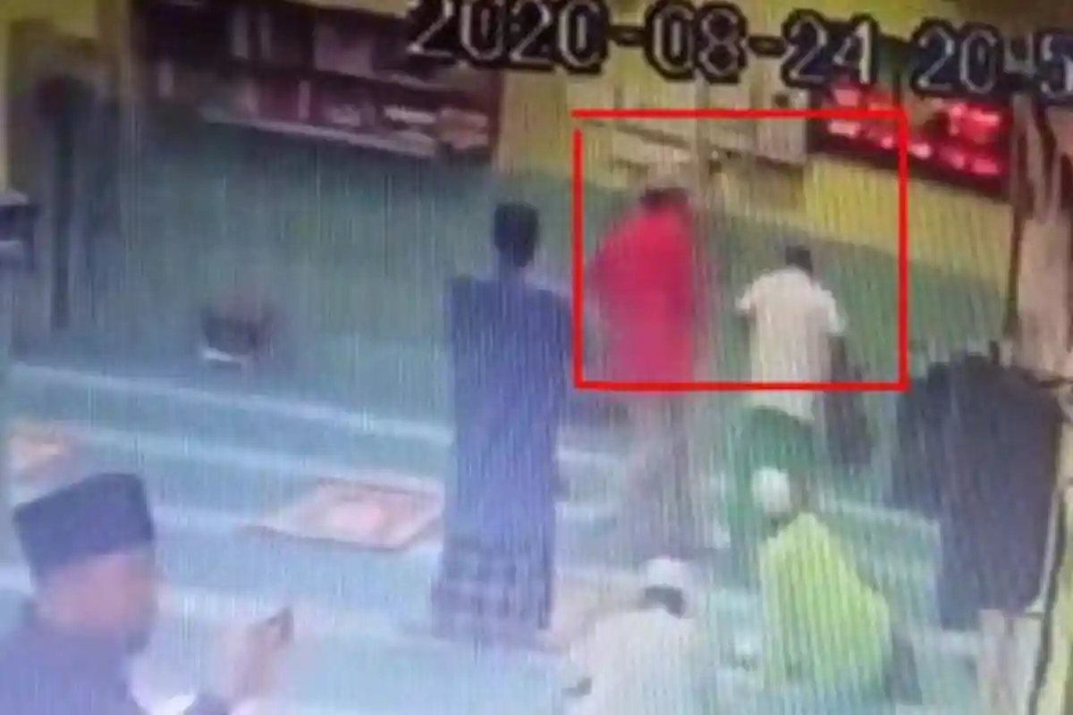 VIDEO: Kaki Terinjak Saat Sholat, Jemaah Masjid Ini Ngamuk, Reaksi Tak Terduga, Ratusan Ribu Nonton