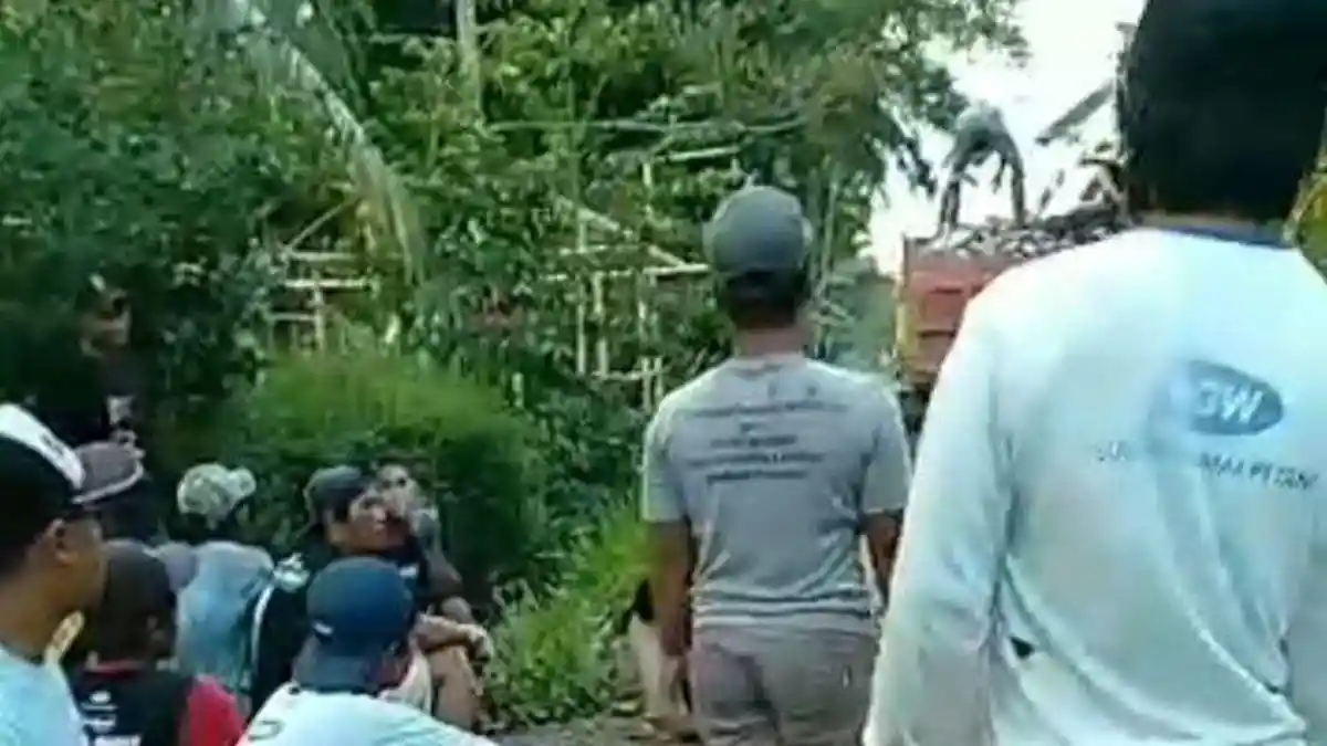 Caleg di Banyuwangi Tarik Kembali Bantuan Paving, Kecewa Perolehan Suara Kecil, Warga Elus Dada