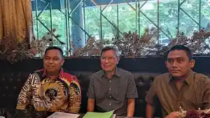 Kuasa-hukum-pemohon-Ahmad-Sukri-Hasibuan-kiri.jpg