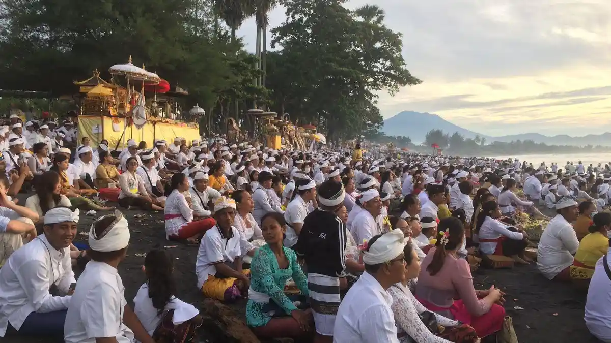 Wisatawan Antusias Saksikan Melasti Krama Adat Blahbatuh Tua di Pantai ...