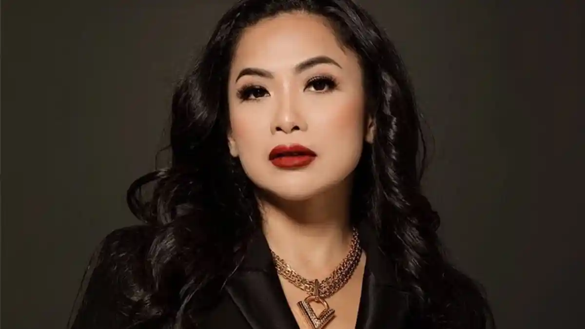 Sosok Feni Rose Presenter Rumpi No Secret yang Menjadi Nenek di Usia Muda