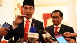 Seskab-Pramono-Anung-saat-mendampingi-Presiden-Jokowi.jpg