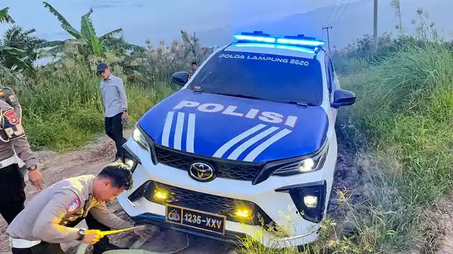 mobil-patwal-Gubernur-Lampung-terjebak-lumpur-di-Tulangbawang.jpg