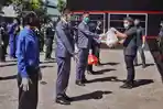 petugas-outsourcing-mari-dapat-bantuan-dari-yayasan-hadji-kalla.jpg