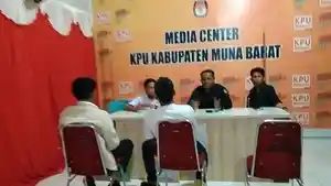 Fajar-Hasan-Sarina-Utus-LO-Daftar-Pilkada-Muna-Barat-di-KPU-Hari-Terakhir-Perpanjangan-Pendaftaran.jpg