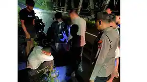 Petugas-Polsek-Sukasada-saat-mendatangi-Delon-di-Jembatan-Sangket-96.jpg