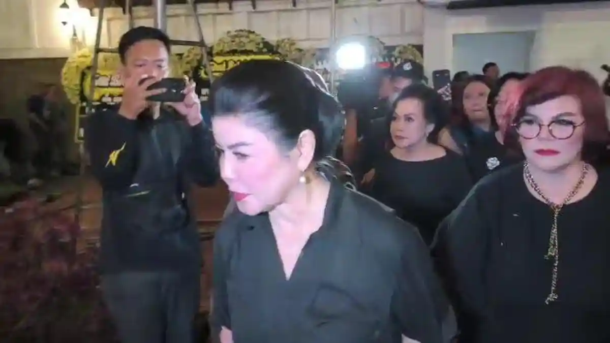 Diam Seribu Bahasa, Momen Desiree Tarigan Datangi Melayat Hotma Sitompul, 8 Menit Langsung Pulang