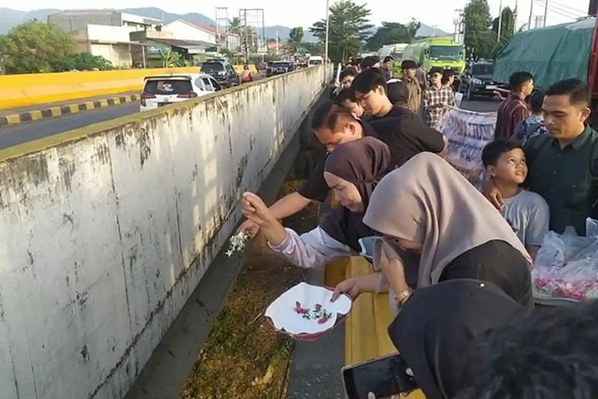 Tangis Keluarga Afif Maulana Pecah saat Aksi Tabur Bunga di Jembatan Kuranji Padang