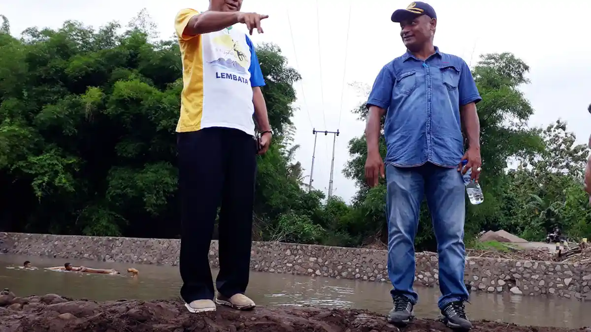 Dinas PU Lembata Bersihkan Jalan Alternatif   Pasca  Rusak Oprit Jembatan Waima