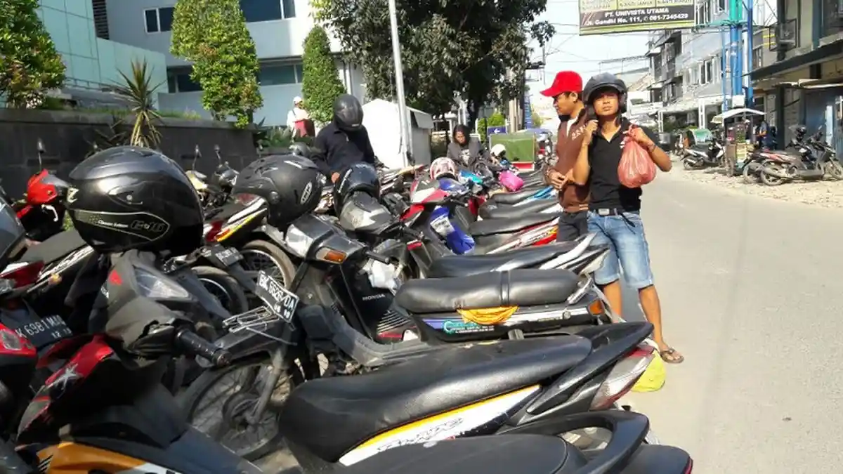 Parkir Liar Ganggu Lalulintas Oknum Preman Lakukan Pungli