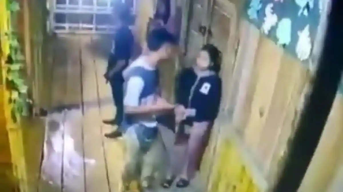VIRAL Seorang Pria Perlakukan Pacarnya dengan Kasar saat Berteduh, Psikolog Singgung Soal Komunikasi