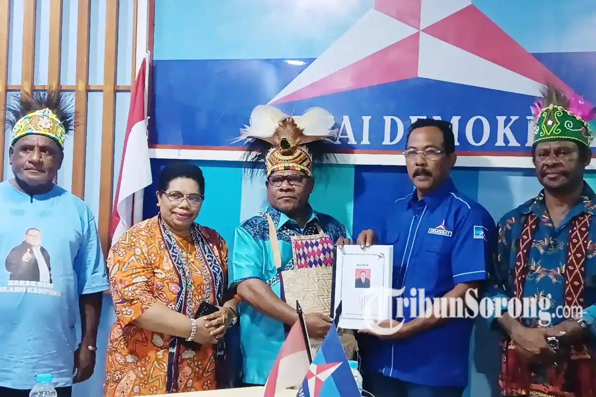 Kembalikan Formulir, Balon Bupati Sorsel Heri Saflembolo Optimis Dapat Rekomendasi Partai Demokrat