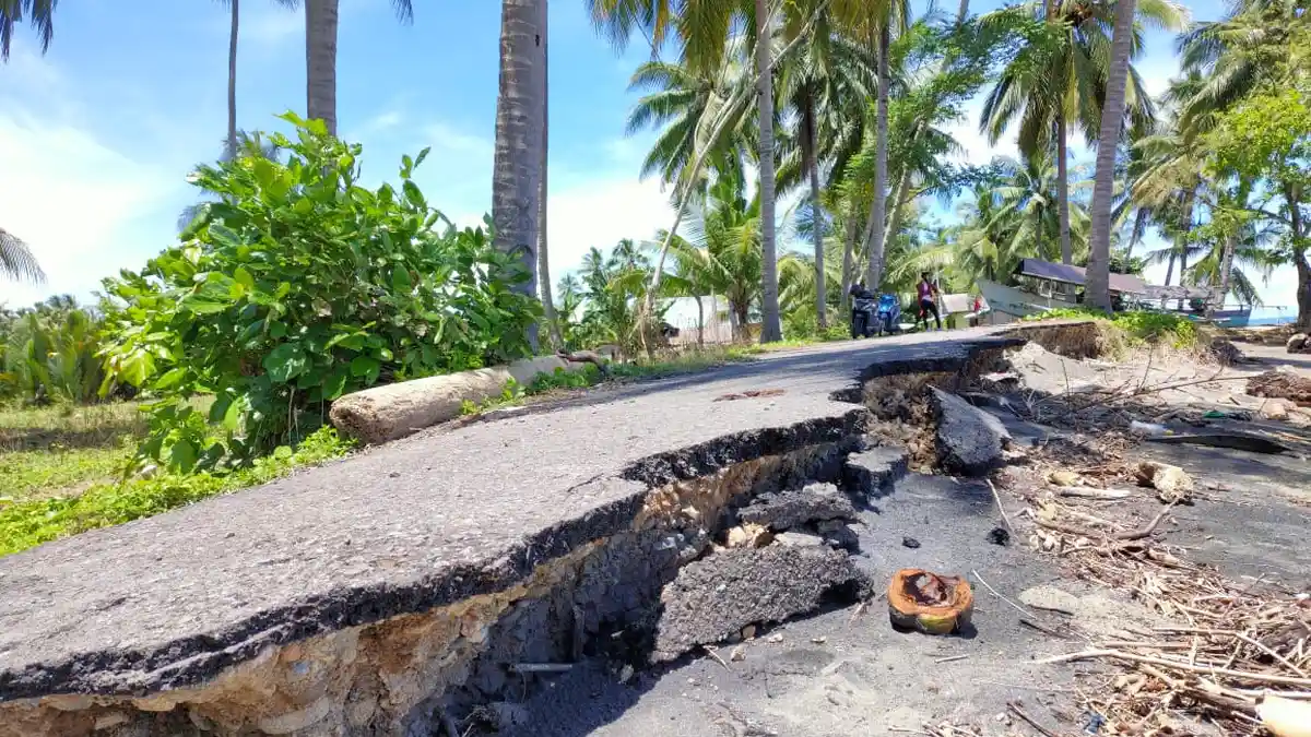 Jalan Rusak Akibat Abrasi, Warga Sebut Mobil Kades Sering Ambil Pasir di Pantai Tabilaa