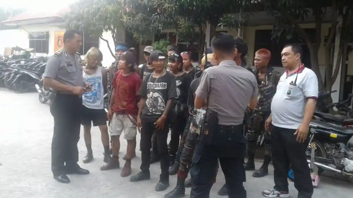 Belasan Anak Jalanan Dihukum Nyanyi Indonesia Raya