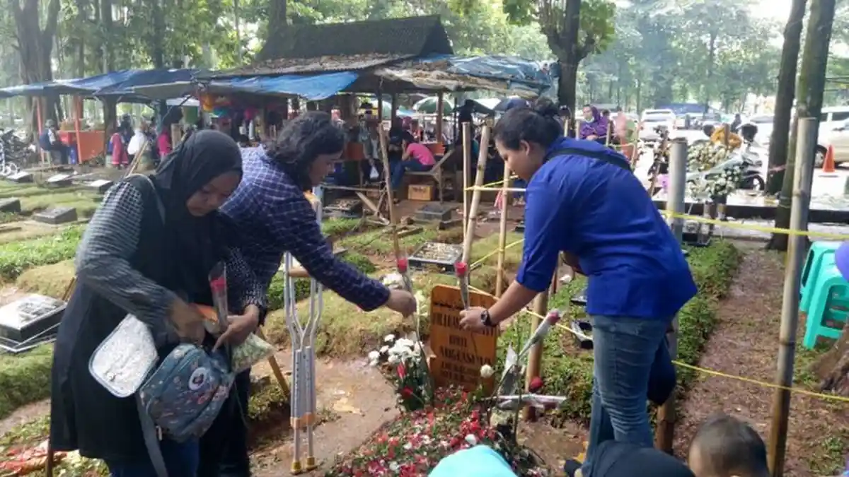 16 Hari Berlalu, Ini yang Membuat Taburan Bunga di Pusara Julia Perez Selalu Tampak Segar