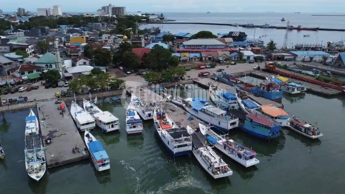 Foto: Suasana Pelabuhan Paotere Makassar - Kapal-Motor-KM-bersandar-di-Pelabuhan-Paotere-Makassar-terekam-menggunakan-kamera-drone-2.jpg