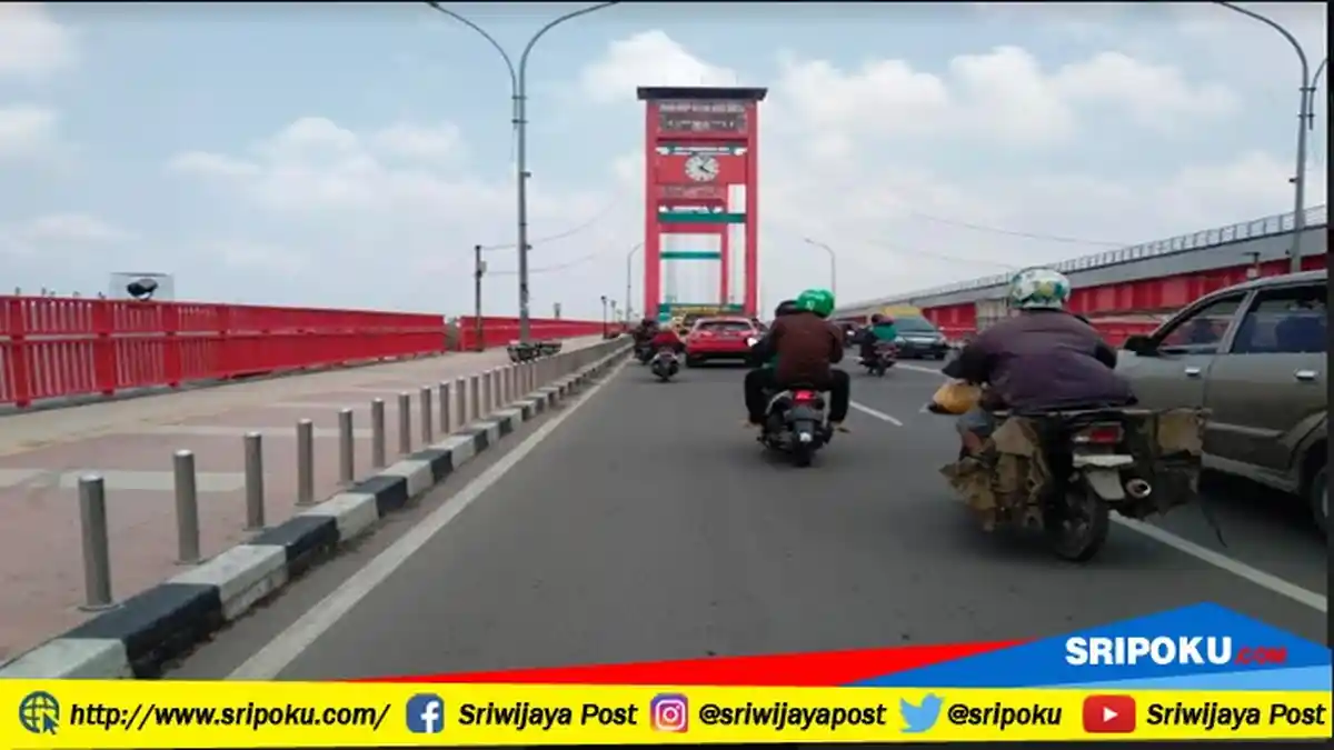 Berita Palembang: Pedestrian Ampera Terbengkalai, Besi Pembatas Rusak hingga Jam Analog Mati