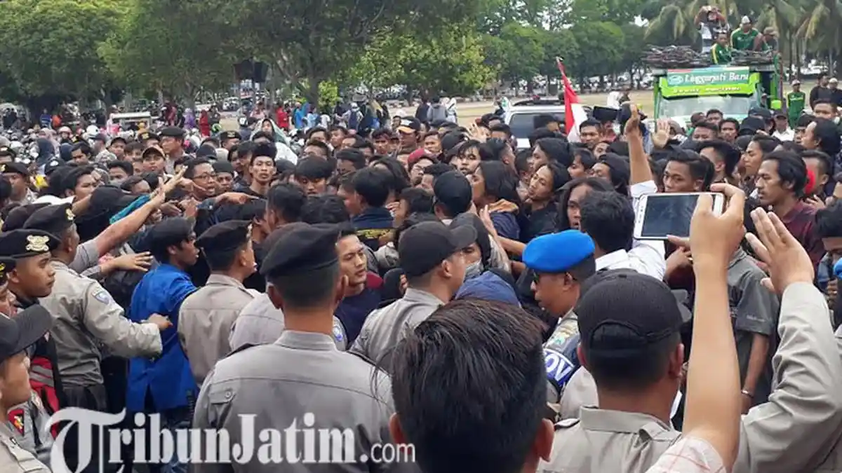 Aksi Demo PMII Jember Tuntut Reforma Agraria Diwarnai Kericuhan