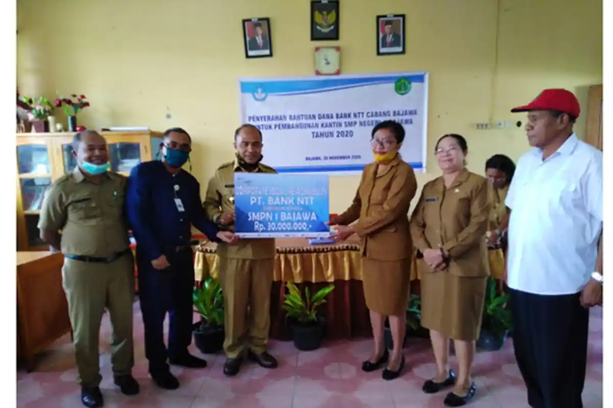 Pemkab Ngada dan Bank NTT Serahkan CSR untuk SMPN 1 Bajawa