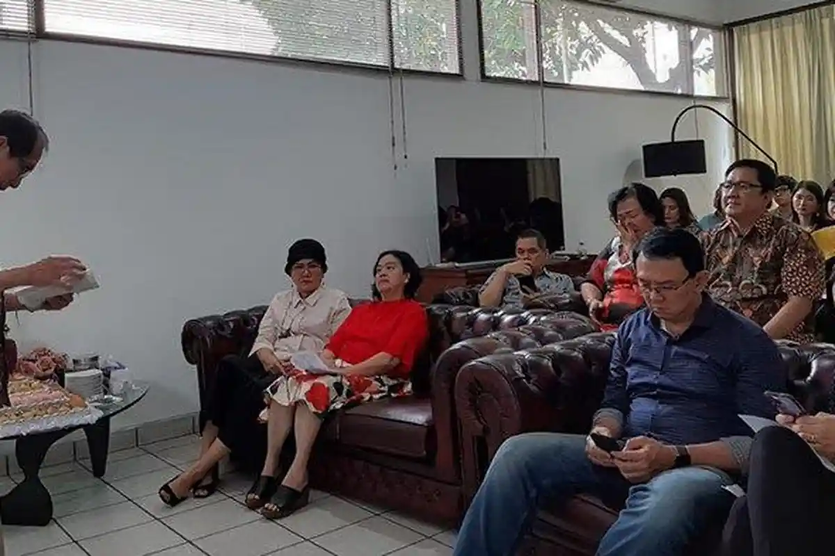 Pasca Ahok Bebas, Beredar Foto Dirinya Duduk Berdampingan Dengan Bripda Puput Kenakan Busana Senada