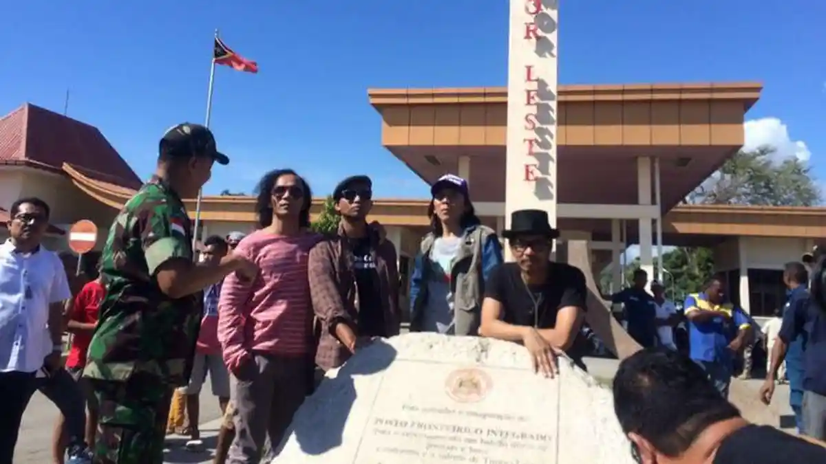 Slank Dikerubungi Warga Saat ke Perbatasan Indonesia-Timor Leste