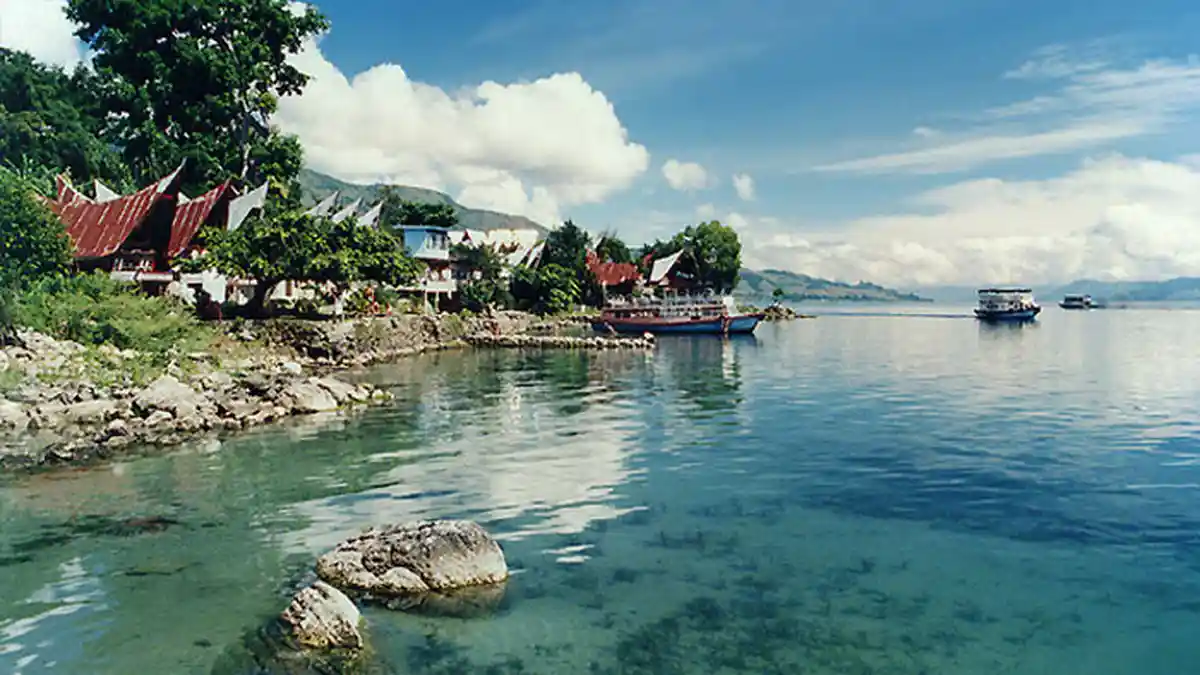Travelling ke Pulau Samosir? Nggak Cuma Nikmati Danau, 5 Hal Ini Bisa Bikin Liburanmu Makin Menarik