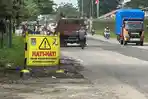 Keluhan Warga Soal Lubang Jalan Raya Pasar Kemis: Deru Truk Tanpa Henti dan Jam Lintas Tak Jelas