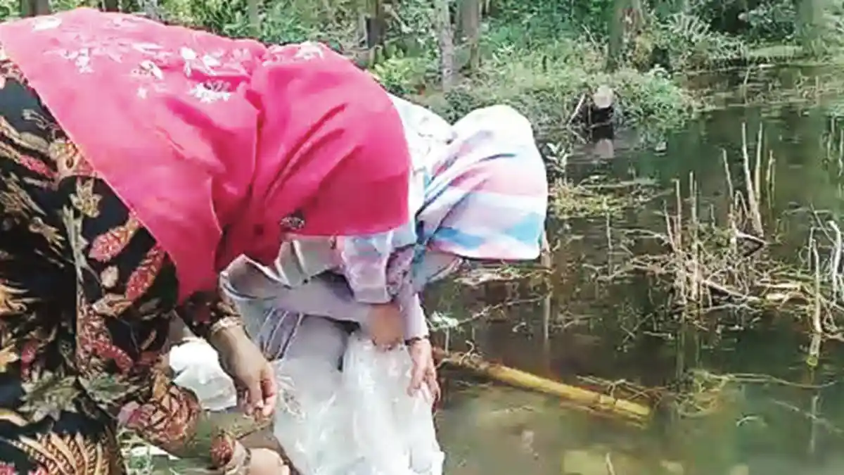 BUMG Air Pinang Tebar Benih Ikan Nila di Kolam Alami