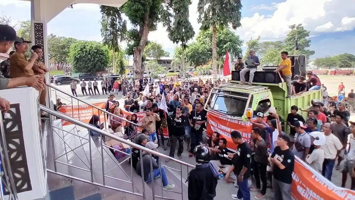Temui Massa Sopir Truk, Asisten II Wali Kota Palu Sikapi Permasalahan dengan Rapat