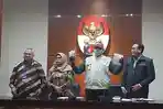 ketua-kpu-arief-budiman-paling-kiri-bersama-wakil-ketua-kpk-lili-pintauli-siregar.jpg