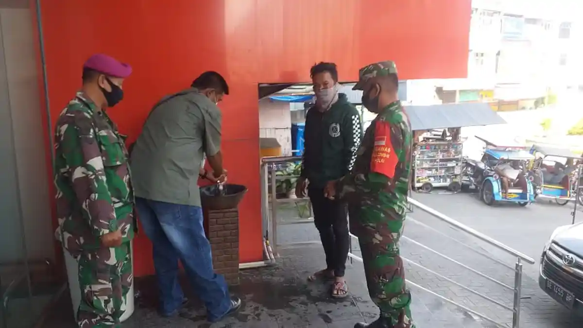 Serda Aris Susilo Imbau Pengunjung Mall Chandra Teluk Betung Wajib Gunakan Masker