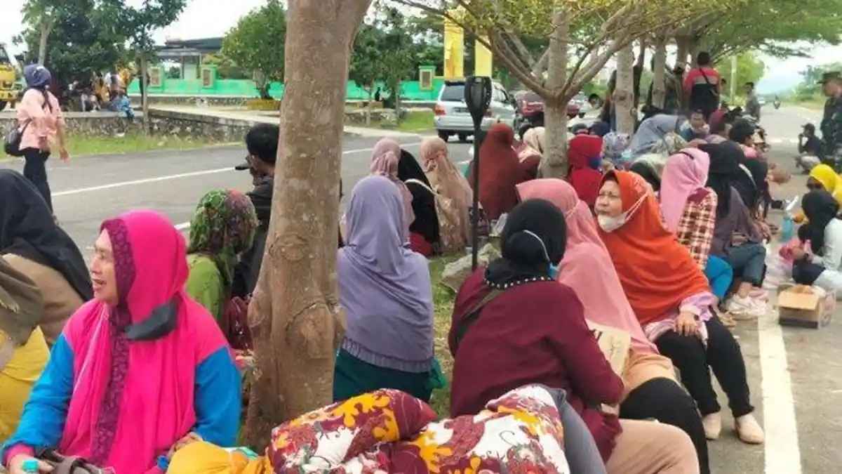 Emak-Emak Datangi Kantor Pemkab Pringsewu Tuntut Kadesnya yang Kepergok Selingkuh Dipecat