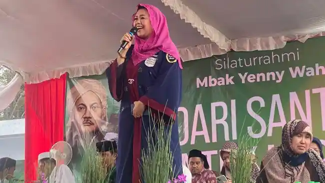 Yenny-Wahid-Sebut-Ganjar-Mahfud-Beri-Perhatian-Khusus-untuk-Pendidikan-Pesantren1.jpg