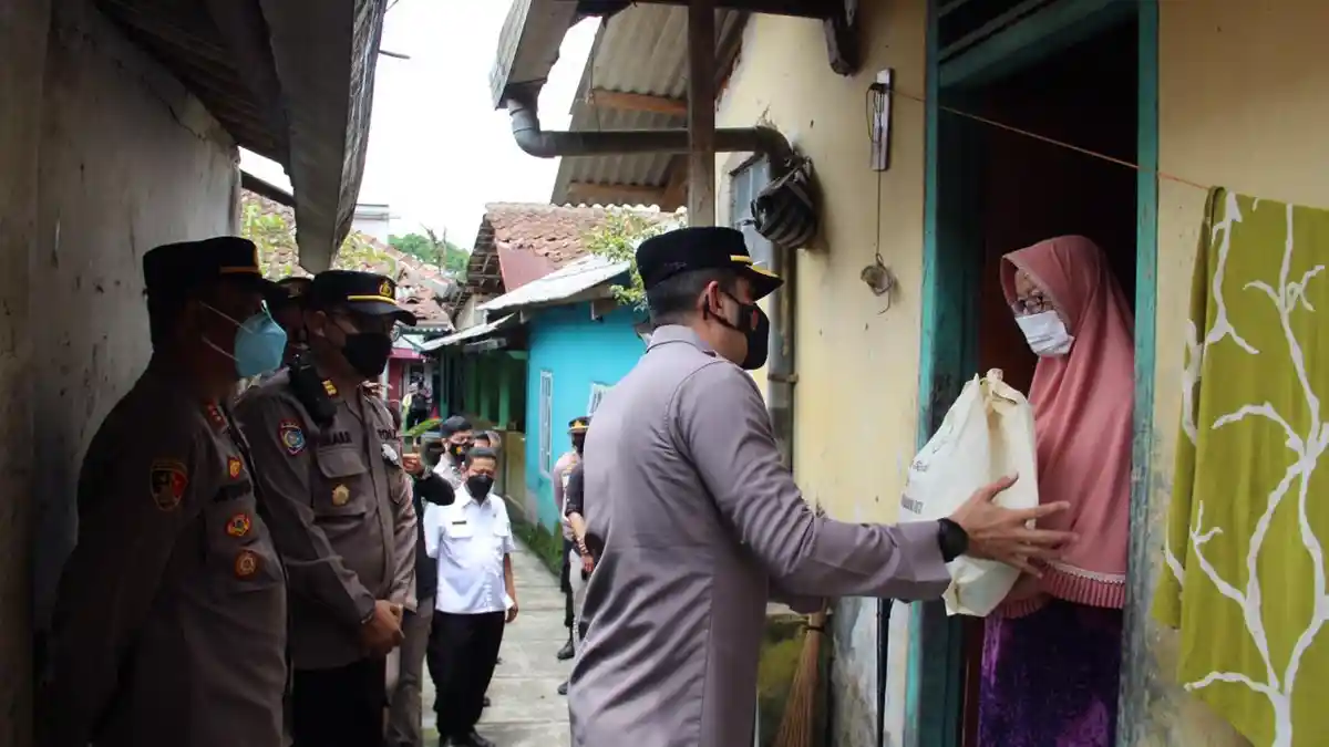 Saat Polisi dan Tentara Blusukan ke Perkampungan di Sukabumi, Warga Sempat Kaget, Ternyata Happy