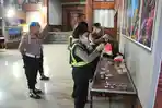 Pejabat Utama Polres Jembrana Dites Urine, 20 Personel Serahkan Cup Plastik ke Petugas Dokkes