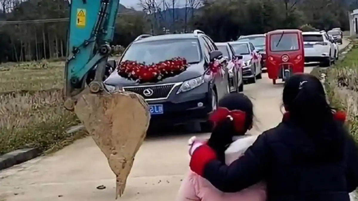 Mobil Rombongan Pengantin Pria Dihalangi Warga Masuk Desa, Berawal dari Cekcok Pembangunan Jalan