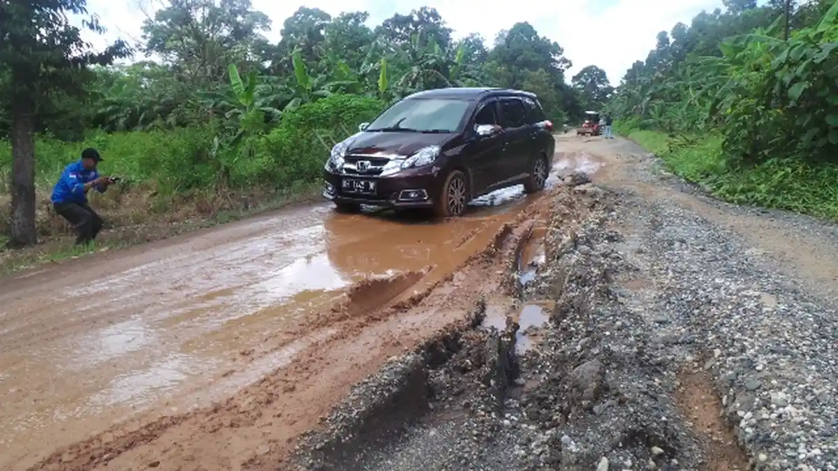 6 Km Jalan Provinsi Jalur Anjir Pasar-Marabahan, Warga Desak Pemprov Segera Perbaiki
