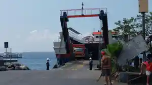 Kapal-melayani-penyebrangan-di-Dermaga-LCM-Pelabuhan-Ketapang-Banyuwangi.jpg