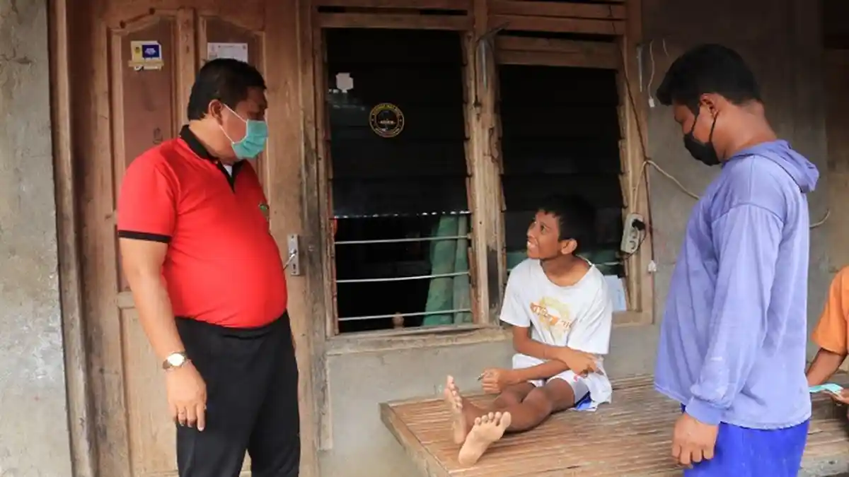 Jumat Peduli, Bupati Artha Kembali Sambangi Warga Sakit