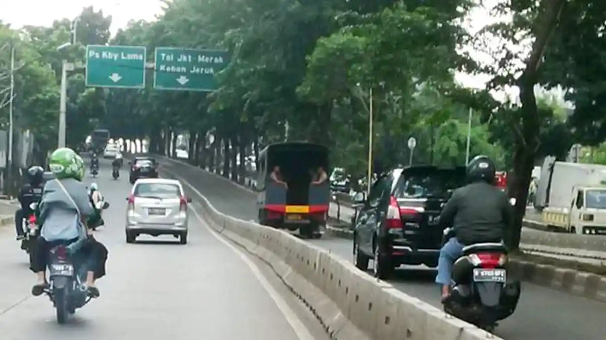 Polisi Saja Boleh Lewat Jalur Bus TransJakarta, Kenapa Kami Tidak?