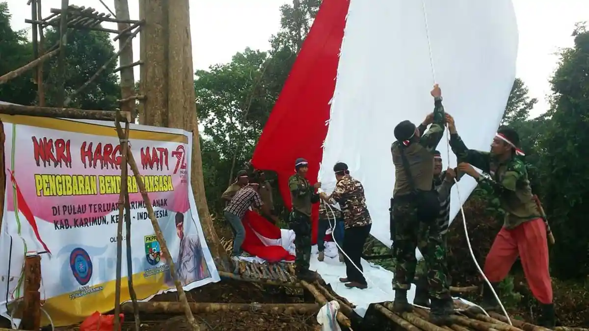Peringati HUT Kemerdekaan ke-72 RI, Lanal Karimun Kibarkan Bendera Raksasa di Perbatasan